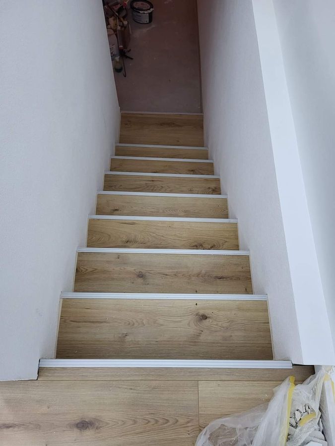 Treppe mit neuen Stufen in Holzoptik