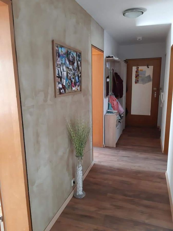 Frisch gestalteter Flur mit Wandoberfläche und Vinylboden