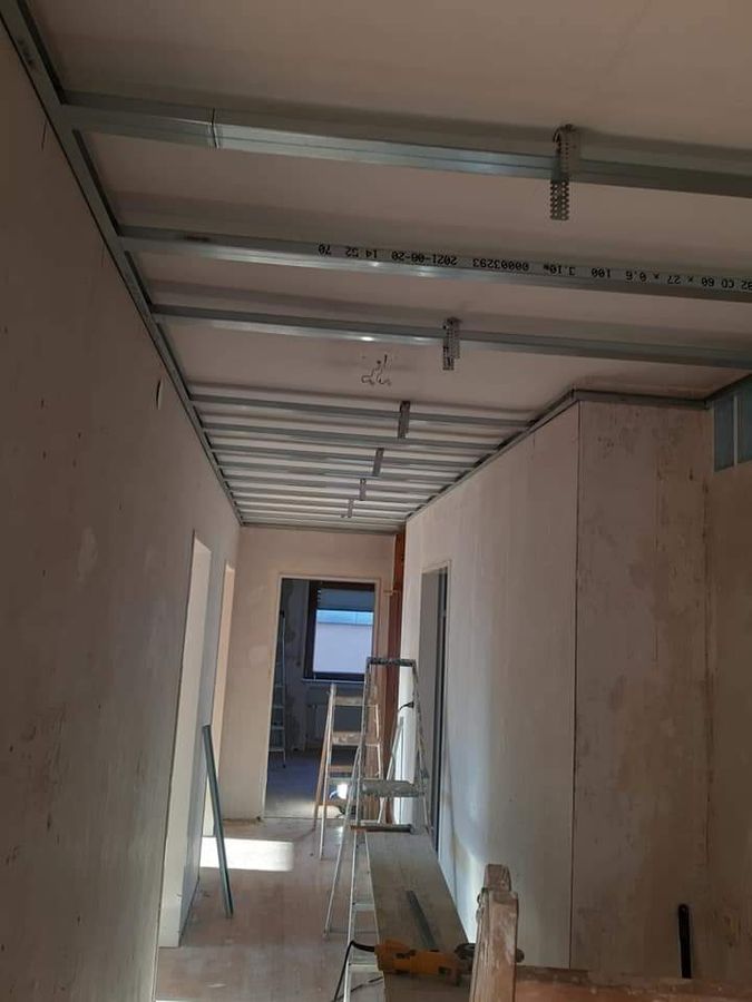 Metallständerwerk einer Trockenbaudecke im Flur