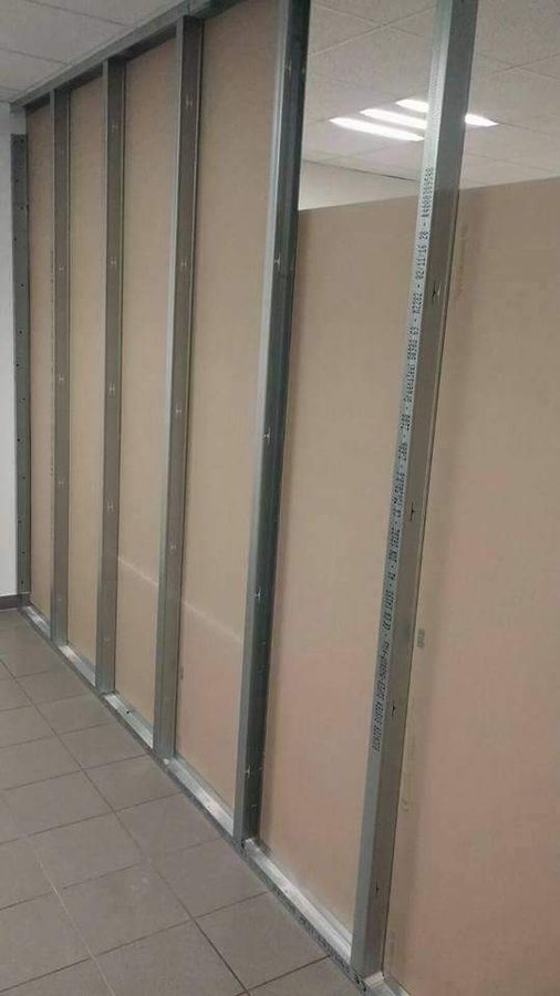 Metallständerwerk für eine neue Wand mit Türöffnung